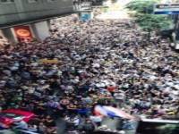 3 หมื่นคนพร้อมใจเป่านกหวีดถ.สีลม