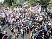 นักท่องเที่ยวขวัญกระเจิงผวาม็อบแห่เที่ยวเพื่อนบ้าน