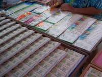 ประชาชนแห่เสี่ยงโชคส่งท้ายปี56