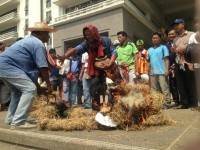 ชาวนาเผาหุ่น 2 รัฐมนตรี