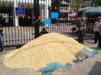 ตำรวจจ่ายเงิน 1.6 แสนบาทช่วยชาวนา