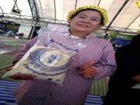 แห่ซื้อข้าวถุงตราชาวนาเกลี้ยง